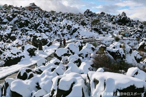 フォトサービス　2024年1月28日　雪まとう溶岩 白黒の美 鬼押出し園(群馬県嬬恋村)