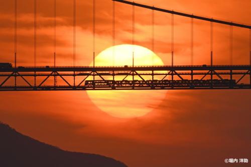 フォトサービス　Z-183　瀬戸大橋に沈む夕日と列車の奇跡の一瞬(香川県)