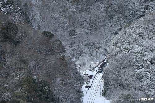 フォトサービス　Z-184　秘境感あふれる雪の坪尻駅(徳島県)