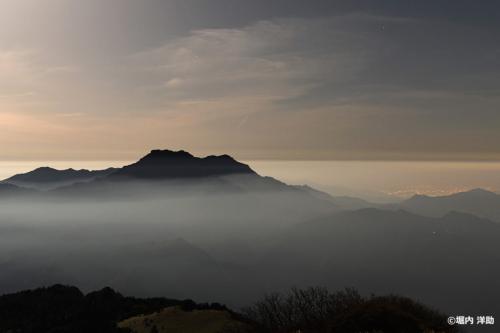 フォトサービス　Z-188　月光浴の霧雲に浮かぶ石鎚山(愛媛県)